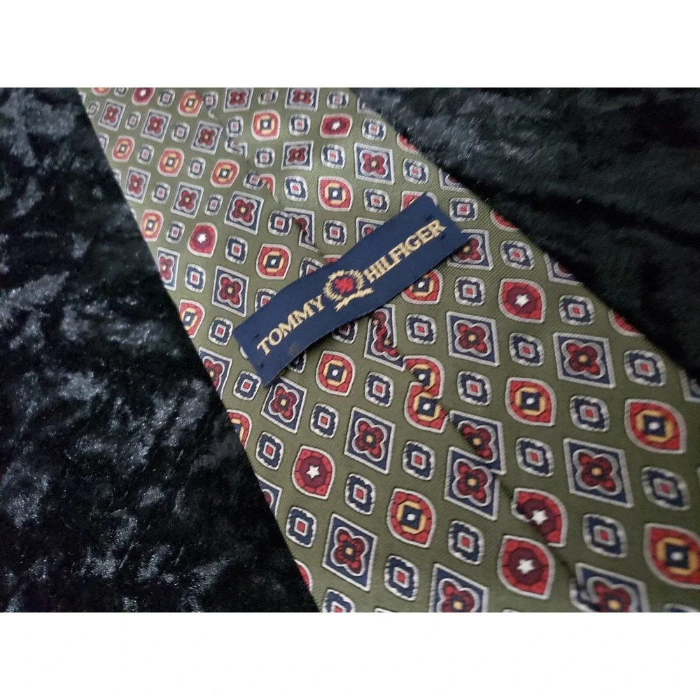 Vintage Tommy Hilfiger Two Tone Designer Mens Neck Tie Green Red Career Wear USA